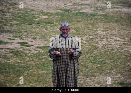 Un cachemiri prie à l'occasion de Mehraj-u-Alam au sanctuaire de Hazratbal. Au milieu d'une pandémie de Covid-19 et de conditions météorologiques défavorables, Mehraj-ul-Alam a été observé avec ferveur religieuse à travers Jammu-et-Cachemire. Mehraj-u-Alam marque le jour de l'ascension, le voyage de la terre aux cieux du prophète Mahomet (PBUH). (Photo de Saqib Majeed / SOPA Images / Sipa USA) Banque D'Images