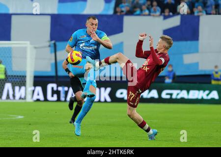 Artem Dzyuba (L) de Zenit et Ilya Samoshnikov (R) du FC Rubin Kazan en action pendant le match de football de la première Ligue russe entre Zenit et le FC Rubin Kazan à l'Arena Gazprom. Score final; Zenit 3:2 FC Rubin Kazan. (Photo par Aleksandr Kulebyakin / SOPA Imag/Sipa USA) Banque D'Images