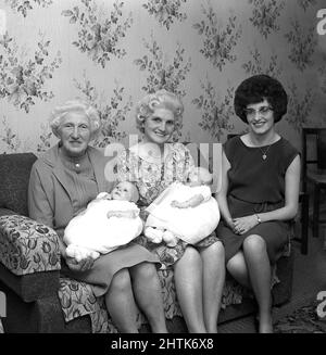 1960s, historique, quatre générations... assis ensemble pour leur photo à Fife, Écosse, Royaume-Uni, avec les deux nouveaux nés - la quatrième génération, - sur les tours de la grand-mère et de la grande-mère, avec leur mère assis à côté d'eux. Banque D'Images