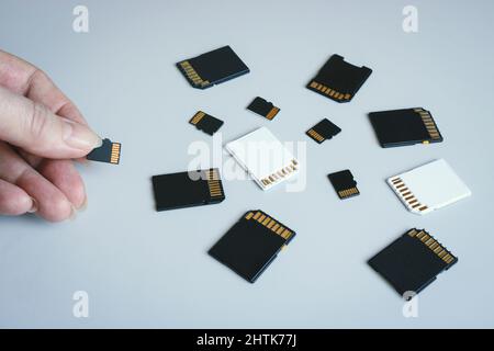 Carte mémoire microSD à portée de main contre l'arrière-plan des autres cartes mémoire SD. Banque D'Images