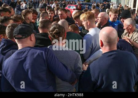 SEDGEFIELD, ROYAUME-UNI. 1st MARS les participants se battent pour le ballon lors du match annuel de Shrove Tide à Sedgefield, comté de Durham, Angleterre, le mardi 1st mars 2022. (Crédit : Harry Cook | INFORMATIONS MI) crédit : INFORMATIONS MI et sport /Actualités Alay Live Banque D'Images