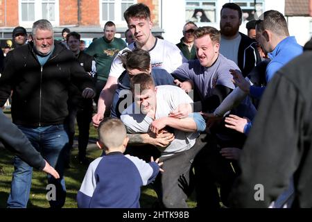 SEDGEFIELD, ROYAUME-UNI. 1st MARS les participants se battent pour le ballon lors du match annuel de Shrove Tide à Sedgefield, comté de Durham, Angleterre, le mardi 1st mars 2022. (Crédit : Harry Cook | INFORMATIONS MI) crédit : INFORMATIONS MI et sport /Actualités Alay Live Banque D'Images