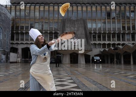 Londres, Royaume-Uni. 1st mars 2022. Participants à la course annuelle de crêpes inter-Livery Tuesday à Guildhall. Bien que la course elle-même, organisée par la Compagnie des Poulters, ait été mise à l'épreuve par la pluie, les maîtres de la compagnie de remise étaient toujours présents pour recueillir des fonds pour la Charité du Maire. Photo : compagnie d'entrepreneurs Maître Judy Hadden. Crédit : Andy Sillett/Alay Live News Banque D'Images