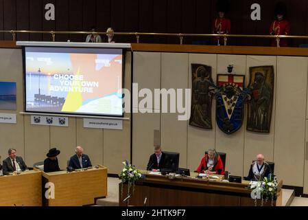 Civic Center, Southend on Sea, Essex, Royaume-Uni. 1st mars 2022. Le Prince Charles et Camilla, duchesse de Cornwall, ont assisté à une réunion officielle du conseil pour présenter les lettres patentes de la Reine au maire de Southend, Margaret Borton. Le statut de ville a été accordé en hommage au député assassiné Sir David Amess, qui a fait campagne pour le titre au Parlement Banque D'Images