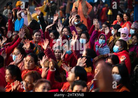 Les dévotés hindous népalais effectuent des rituels à Lord Shiva dans les locaux du temple de Pashupatinath lors d'un festival de Mahashivaratri. Les dévotés hindous du Népal et de l'Inde viennent à ce temple pour participer au festival Shivaratri qui est l'un des plus grands festivals hindous consacrés à Lord Shiva et célébrés par les dévotés du monde entier. Banque D'Images