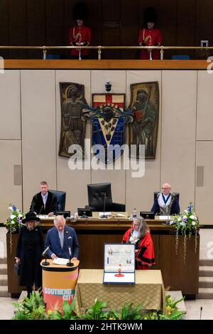 Civic Center, Southend on Sea, Essex, Royaume-Uni. 1st mars 2022. Le Prince Charles et Camilla, duchesse de Cornwall, ont assisté à une réunion officielle du conseil pour présenter les lettres patentes de la Reine au maire de Southend, Margaret Borton. Le statut de ville a été accordé en hommage au député assassiné Sir David Amess, qui a fait campagne pour le titre au Parlement Banque D'Images