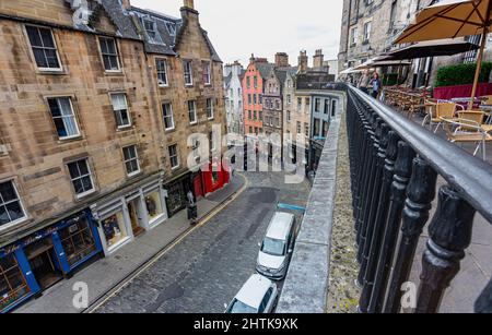 Vue sur les chemins de fer de Victoria Terrace et sur le célèbre West Bow avec un bus touristique noir Edimbourg, Ecosse. Banque D'Images