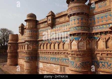 Bastions arrondis somptueusement sculptés de carrelements décoratifs sur la façade sud du fort de Gwalior , à Gwalior, Madhya Pradesh, Inde. Banque D'Images