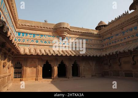 Intérieur du palais Man Singh, construit par le roi Man Singh Tomar en 1508AD, avec des piliers décoratifs, des supports et des carreaux à Gwalior dans le Madhya Pradesh, Inde Banque D'Images