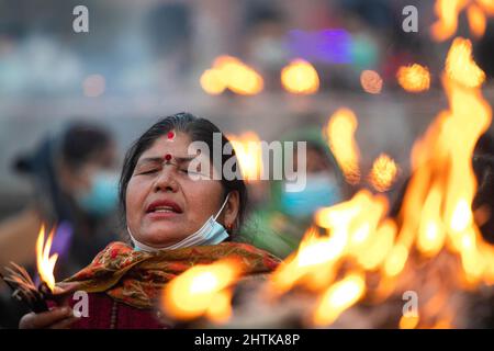 Katmandou, Népal. 01st mars 2022. Un dévot hindou népalais vu offrant des lampes à huile au Seigneur Shiva dans les locaux du temple de Pashupatinath pendant un festival de Mahashivaratri. Les dévotés hindous du Népal et de l'Inde viennent à ce temple pour participer au festival Shivaratri qui est l'un des plus grands festivals hindous consacrés à Lord Shiva et célébrés par les dévotés du monde entier. (Photo de Prabin Ranabhat/SOPA Images/Sipa USA) crédit: SIPA USA/Alay Live News Banque D'Images