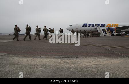 Savannah, États-Unis. 27th févr. 2022. Les soldats de l'armée américaine, affectés à l'équipe de combat de la Brigade blindée de 1st, division d'infanterie de 3rd, embarquèrent un avion civil pour le déploiement dans les pays de l'OTAN depuis l'aérodrome de l'armée Hunter, le 27 février 2022 à Savannah, en Géorgie. Les soldats se déploient en Europe de l'est pour soutenir les alliés de l'OTAN et décourager l'agression russe contre l'Ukraine. Crédit : Capt. John D. Howard Jr./Armée des États-Unis/Alamy Live News Banque D'Images