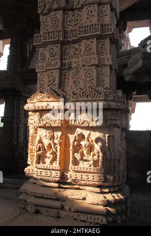 Intérieur en pierre sculptée et orné du temple de Sasbahu ou du temple de la belle-mère, datant du 11th.Century à Gwalior, dans le Madhya Pradesh, en Inde. Banque D'Images