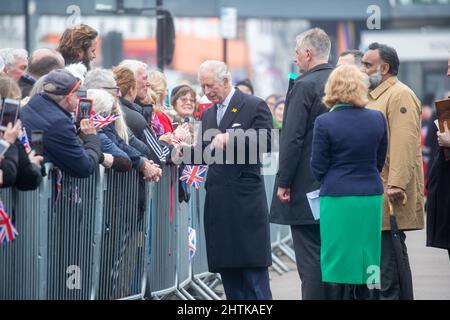 Southend-on-Sea, Essex, 1st 2022 mars, le Prince Charles, Prince de Galles, accueille les membres du public lors d'une visite à Southend. Banque D'Images