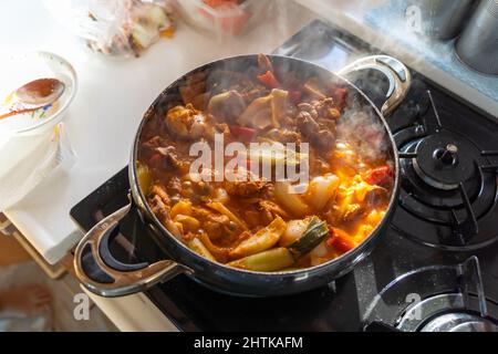 Poulet épicé braisé bouillant à la vapeur. Banque D'Images