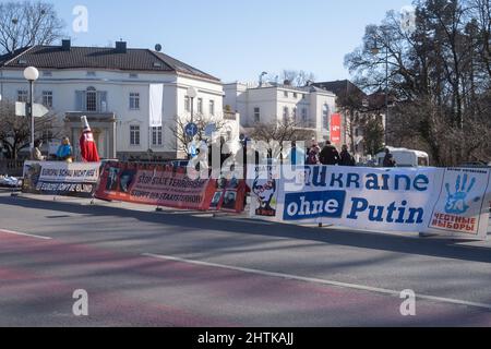 Munich, Allemagne. 01st mars 2022. Participants attachant des bannières. Le 1st mars 2022, environ 30 personnes se sont rassemblées à l'Europaplatz de Munich, en Allemagne, pour montrer leur solidarité avec l'Ukraine. Les manifestants ont exigé le retrait immédiat des troupes russes, une solution politique au conflit, le soutien du gouvernement allemand et des sanctions immédiates contre la Russie. La démo a été organisée par Irina Revina Hofmann. (Photo par Alexander Pohl/Sipa USA) crédit: SIPA USA/Alay Live News Banque D'Images