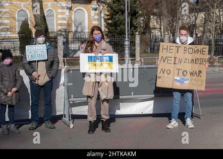 Munich, Allemagne. 01st mars 2022. Les participants avec des signes „liberté pour l'Ukraine“, „la Russie sort de l'ukraine“ et „non à la guerre“. Le 1st mars 2022, environ 30 personnes se sont rassemblées à l'Europaplatz de Munich, en Allemagne, pour montrer leur solidarité avec l'Ukraine. Les manifestants ont exigé le retrait immédiat des troupes russes, une solution politique au conflit, le soutien du gouvernement allemand et des sanctions immédiates contre la Russie. La démo a été organisée par Irina Revina Hofmann. (Photo par Alexander Pohl/Sipa USA) crédit: SIPA USA/Alay Live News Banque D'Images