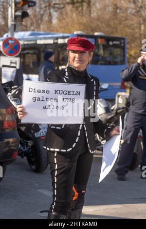 Munich, Allemagne. 01st mars 2022. Irina Revina Hofmann portant un signe „ces boules étaient pour nous tous“. Le 1st mars 2022, environ 30 personnes se sont rassemblées à l'Europaplatz de Munich, en Allemagne, pour montrer leur solidarité avec l'Ukraine. Les manifestants ont exigé le retrait immédiat des troupes russes, une solution politique au conflit, le soutien du gouvernement allemand et des sanctions immédiates contre la Russie. La démo a été organisée par Irina Revina Hofmann. (Photo par Alexander Pohl/Sipa USA) crédit: SIPA USA/Alay Live News Banque D'Images