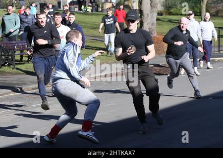 SEDGEFIELD, ROYAUME-UNI. 1st MARS les participants se battent pour le ballon lors du match annuel de Shrove Tide à Sedgefield, comté de Durham, Angleterre, le mardi 1st mars 2022. (Crédit : Harry Cook | INFORMATIONS MI) crédit : INFORMATIONS MI et sport /Actualités Alay Live Banque D'Images