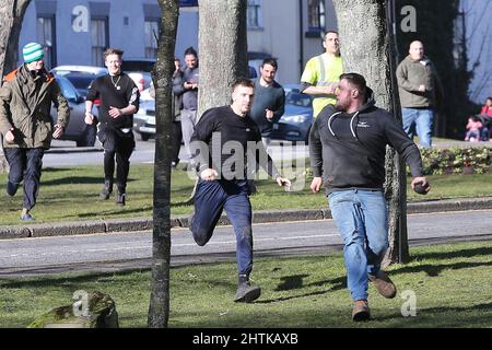 SEDGEFIELD, ROYAUME-UNI. 1st MARS les participants se battent pour le ballon lors du match annuel de Shrove Tide à Sedgefield, comté de Durham, Angleterre, le mardi 1st mars 2022. (Crédit : Harry Cook | INFORMATIONS MI) crédit : INFORMATIONS MI et sport /Actualités Alay Live Banque D'Images