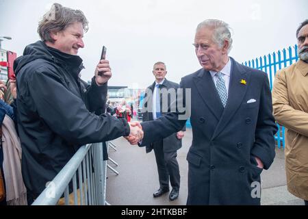 Londres, Royaume-Uni. 01st mars 2022. Le Prince Charles, Prince de Galles, accueille les membres du public lors d'une visite à Southend. Crédit : SOPA Images Limited/Alamy Live News Banque D'Images