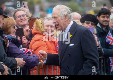 Londres, Royaume-Uni. 01st mars 2022. Le Prince Charles, Prince de Galles, accueille les membres du public à Southend. Crédit : SOPA Images Limited/Alamy Live News Banque D'Images