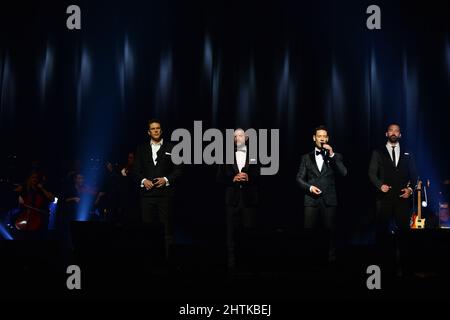 Miami, Floride, États-Unis. 27th févr. 2022. David Miller, Sébastien Izambard, Urs Buhler et Steven Labrie (R), chanteur invité spécial d'il Divo, se produit en direct sur scène lors du « Greatest Hits Tour » au James L. Knight Centre le 27 février 2022 à Miami, en Floride. Après le décès tragique de Carlos Marin, il Divo, les autres membres du groupe procéderons à leur tournée en hommage à Marin. La tournée, précédemment, le "pour une fois dans ma vie" va continuer comme le "plus grand succès Tour" crédit: Mpi10/Media Punch/Alay Live News Banque D'Images