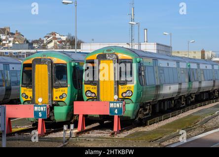 Trains de classe 377 britanniques dans la décoration du Sud, en attente devant la gare ferroviaire de Brighton, en Angleterre. Banque D'Images