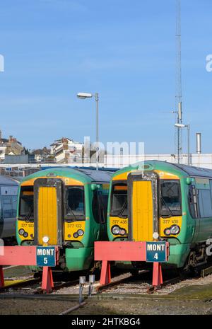 Trains de classe 377 britanniques dans la décoration du Sud, en attente devant la gare ferroviaire de Brighton, en Angleterre. Banque D'Images
