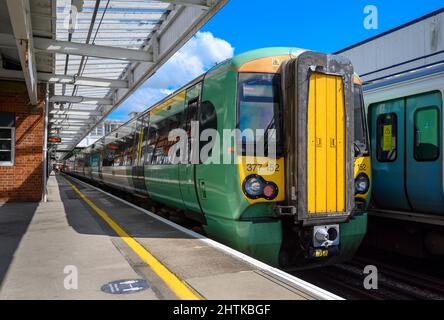 Train du sud attendant à la gare de Three Bridges, Angleterre. Banque D'Images