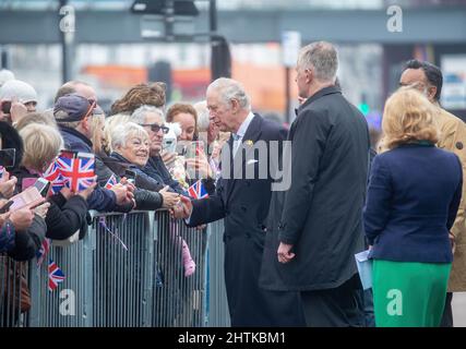 Le Prince Charles, Prince de Galles, accueille les membres du public lors d'une visite à Southend. (Photo de Lucy North / SOPA Images / Sipa USA) Banque D'Images