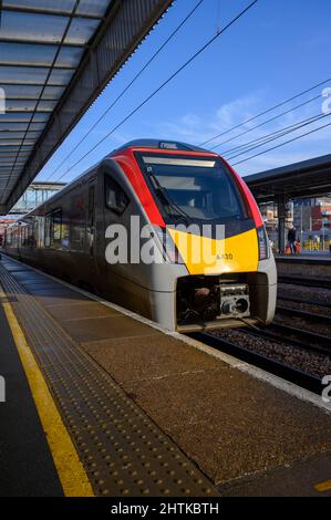 Train de voyageurs du Grand Anglia en attente à une plate-forme à la gare de Cambridge, en Angleterre. Banque D'Images