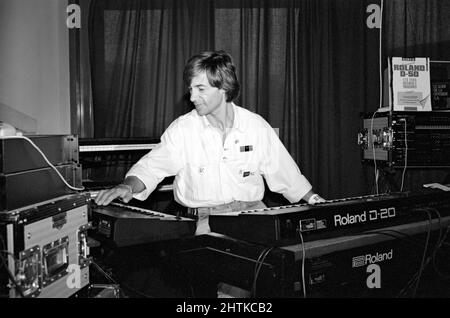 Le clavier français Francis Rimbert duriing une démo au salon de la musique à Paris, France, en 1988. Banque D'Images