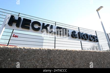 Oberndorf, Allemagne. 28th févr. 2022. Le logo des fabricants d'armes Heckler et Koch devant le siège de la société à Oberndorf. Credit: Bernd Weißbrod/dpa/Alay Live News Banque D'Images