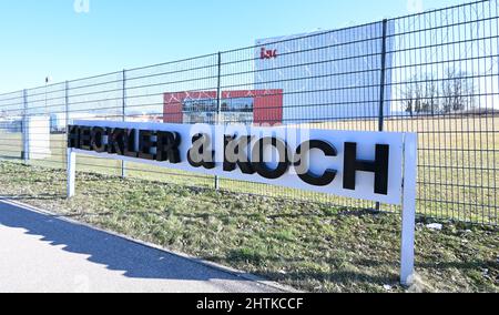 Oberndorf, Allemagne. 28th févr. 2022. Le logo des fabricants d'armes Heckler et Koch devant le siège de la société à Oberndorf. Credit: Bernd Weißbrod/dpa/Alay Live News Banque D'Images