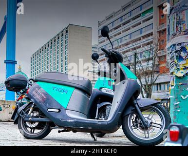 Berlin, Allemagne, 26 février 2022: Scooter électrique de la société de location niveau loyer pour les voyages des touristes et des habitants à travers la capitale allemande. Banque D'Images