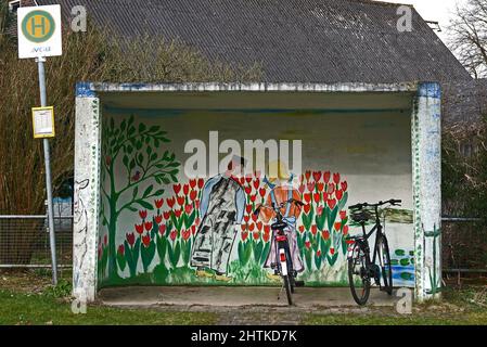 Laar, Allemagne - Mars 1 2022. Street Art. Un abri peint à l'arrêt de bus et deux vélos en face. C'est une image mignonne d'un fermier et d'une fille Banque D'Images