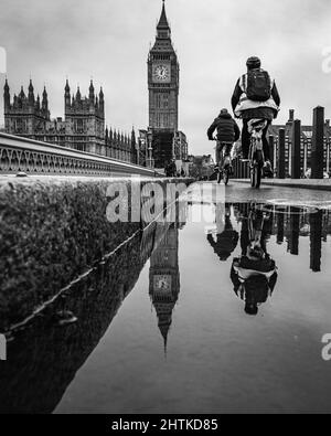 Les cyclistes réfléchit sur le pont de Westminster à Londres. Banque D'Images