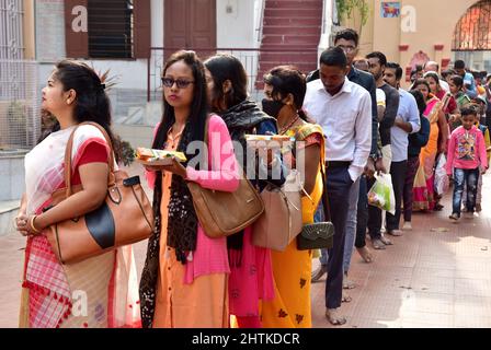Guwahati, Guwahati, Inde. 1st mars 2022. Les dévotés hindous se présentent pour offrir la prière à l'occasion de Maha Shivratri au temple de Sukleswar à Guwahati Assam Inde le mardi 1st mars 2022 (Credit image: © Dasarath Deka/ZUMA Press Wire) Banque D'Images