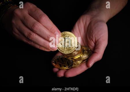 Femme avec quelques bitcoins dans ses mains Banque D'Images