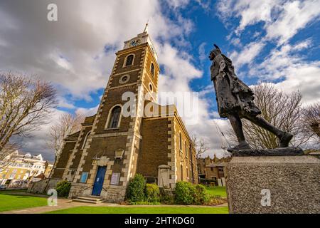 Église Saint-Georges et statue de Pocahontas à Gravesend Kent Banque D'Images