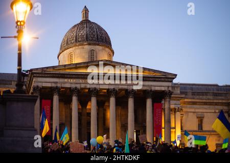 Guerre russo-ukrainienne : des manifestants anti-guerre descendent dans les rues de Londres, Trafalgar Square. Banque D'Images