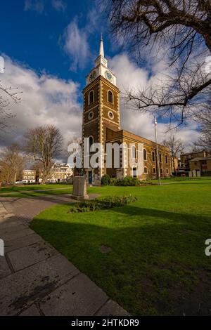 Église Saint-Georges et statue de Pocahontas à Gravesend Kent Banque D'Images