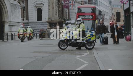 Londres, Royaume-Uni - 11 20 2021 : des policiers métropolitains en moto sur Strand, près des cours royales de justice, pour une manifestation d'isoler la Grande-Bretagne. Banque D'Images