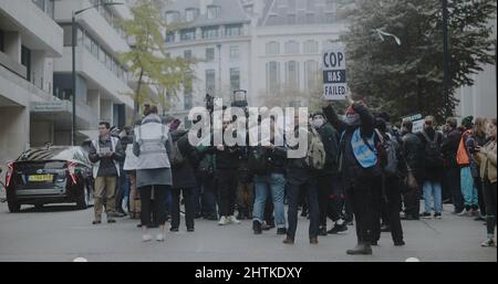 Londres, Royaume-Uni - 11 20 2021: Isolez les manifestants du climat de Grande-Bretagne qui se tiennent sur Arundel Street, avec un manifestant portant un panneau, « COP HAS FAILED ». Banque D'Images