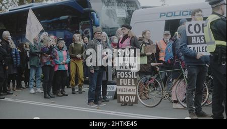 Londres, Royaume-Uni - 11 20 2021 : des manifestants contre le climat tiennent des panneaux, debout sur le remblai de Victoria pour une marche d'isolation de Grande-Bretagne sur la route de Lambeth Bride. Banque D'Images