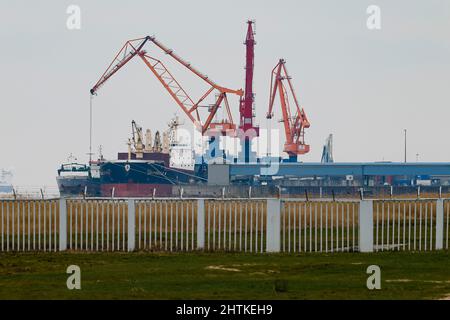 01 mars 2022, Schleswig-Holstein, Brunsbüttel: Les navires sont chargés et déchargés dans le port de Brunsbüttel. Le voisinage immédiat est en discussion comme site pour un nouveau terminal de GNL (gaz naturel liquéfié). Photo: Frank Molter/dpa Banque D'Images