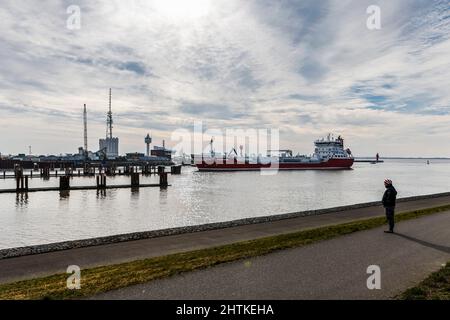 01 mars 2022, Schleswig-Holstein, Brunsbüttel : un homme regarde un navire arriver au port de Brunsbüttel. Le port de la mer du Nord est en cours de discussion en tant que site pour un nouveau terminal de GNL (gaz naturel liquéfié). Photo: Frank Molter/dpa Banque D'Images