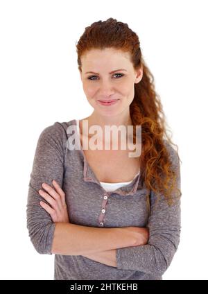 La confiance est son plus grand accessoire. Photo studio d'une belle jeune femme vêtue de vêtements décontractés sur fond blanc. Banque D'Images