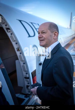 01 mars 2022, Brandebourg, Schönefeld: Le chancelier allemand OLAF Scholz (SPD) est à bord d'un Airbus de l'aile spéciale de la Mission aérienne à l'aéroport BER de Berlin-Brandebourg pour prendre un avion pour Israël. Scholz se rend en Israël pour sa visite inaugurale en tant que chancelier. Photo: Michael Kappeller/dpa crédit: dpa Picture Alliance/Alay Live News Banque D'Images