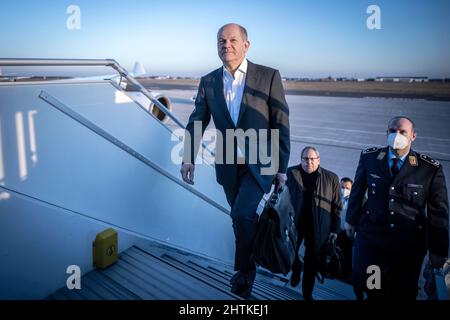 01 mars 2022, Brandebourg, Schönefeld: Le chancelier allemand OLAF Scholz (SPD, l ) monte à bord d'un Airbus de la mission aérienne spéciale à l'aéroport BER de Berlin-Brandebourg pour prendre l'avion pour Israël. Scholz se rend en Israël pour sa visite inaugurale en tant que chancelier. Photo: Michael Kappeller/dpa crédit: dpa Picture Alliance/Alay Live News Banque D'Images